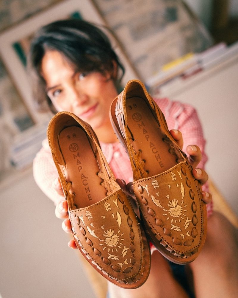 La Nora noisette, sandale en cuir bovin brodé et double crêpe chocolat