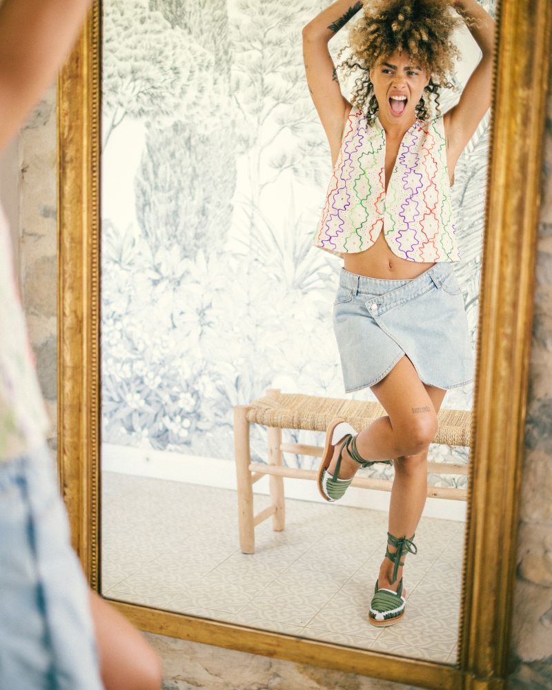 La Ilona kaki, huarache en cuir bovin et nylon, et double crêpe beige