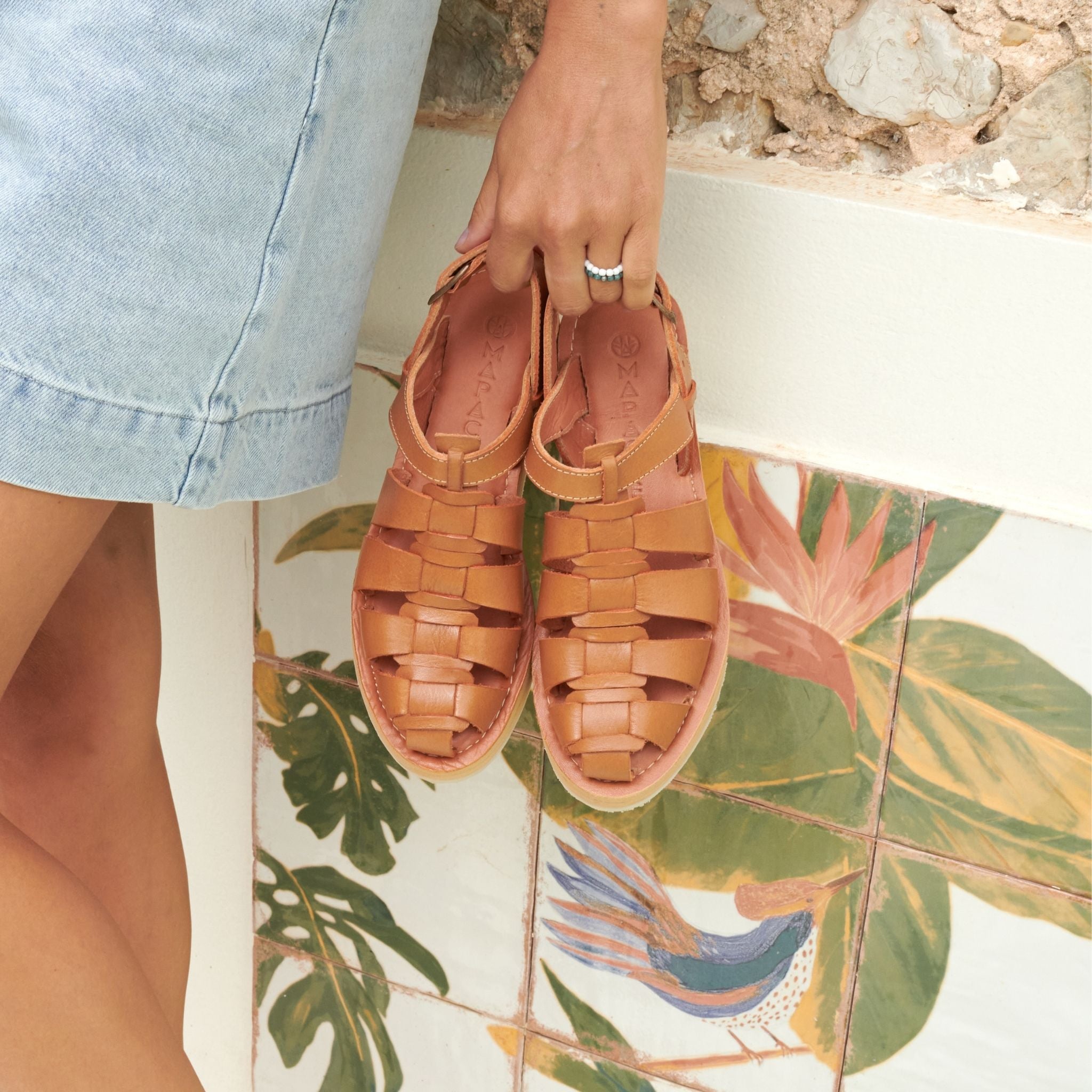 Diego Camel - Mapache - Sandales en cuir camel, avec une semelle douce et une coupe décontractée.