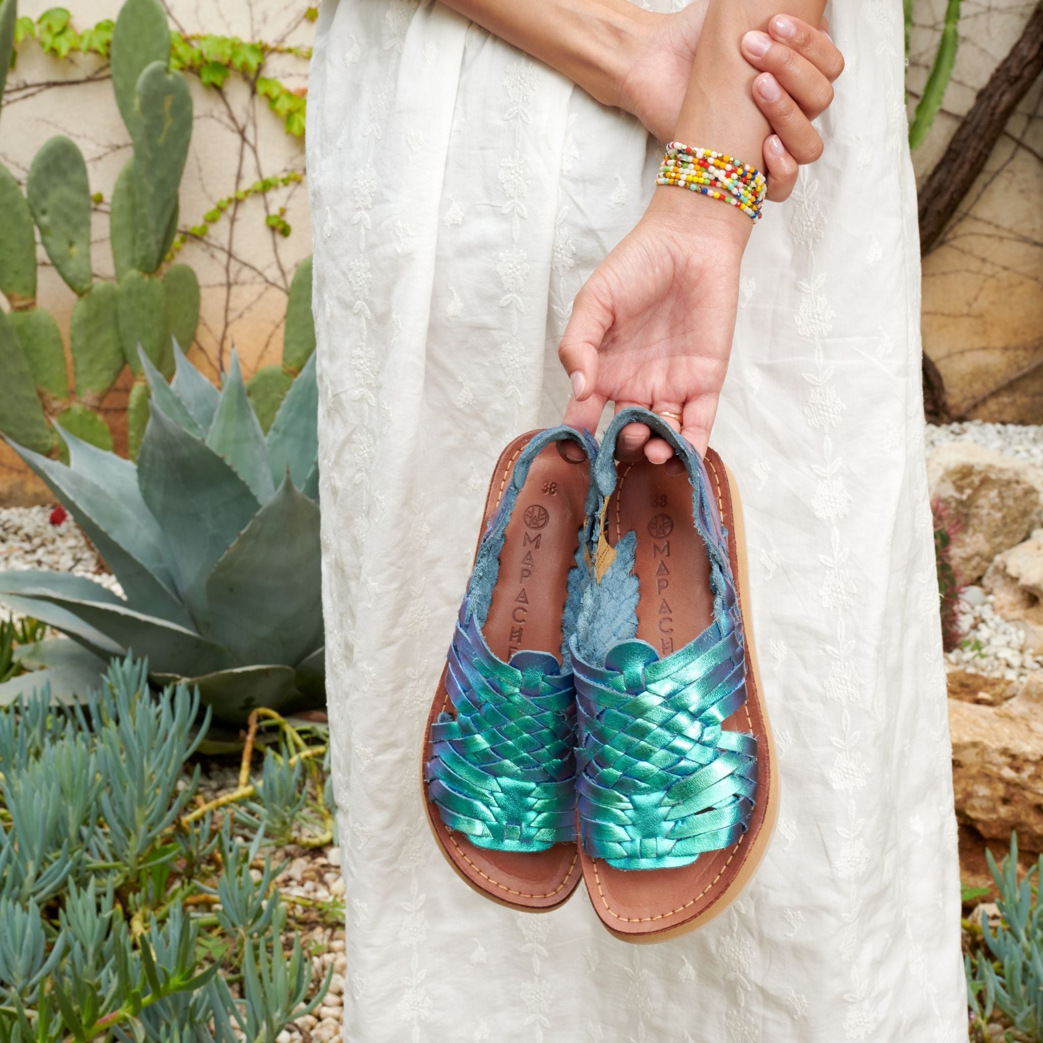 Frida Blue Mermaid - Mapache - Sandales en cuir irisé bleu, avec des reflets brillants et une coupe élégante.