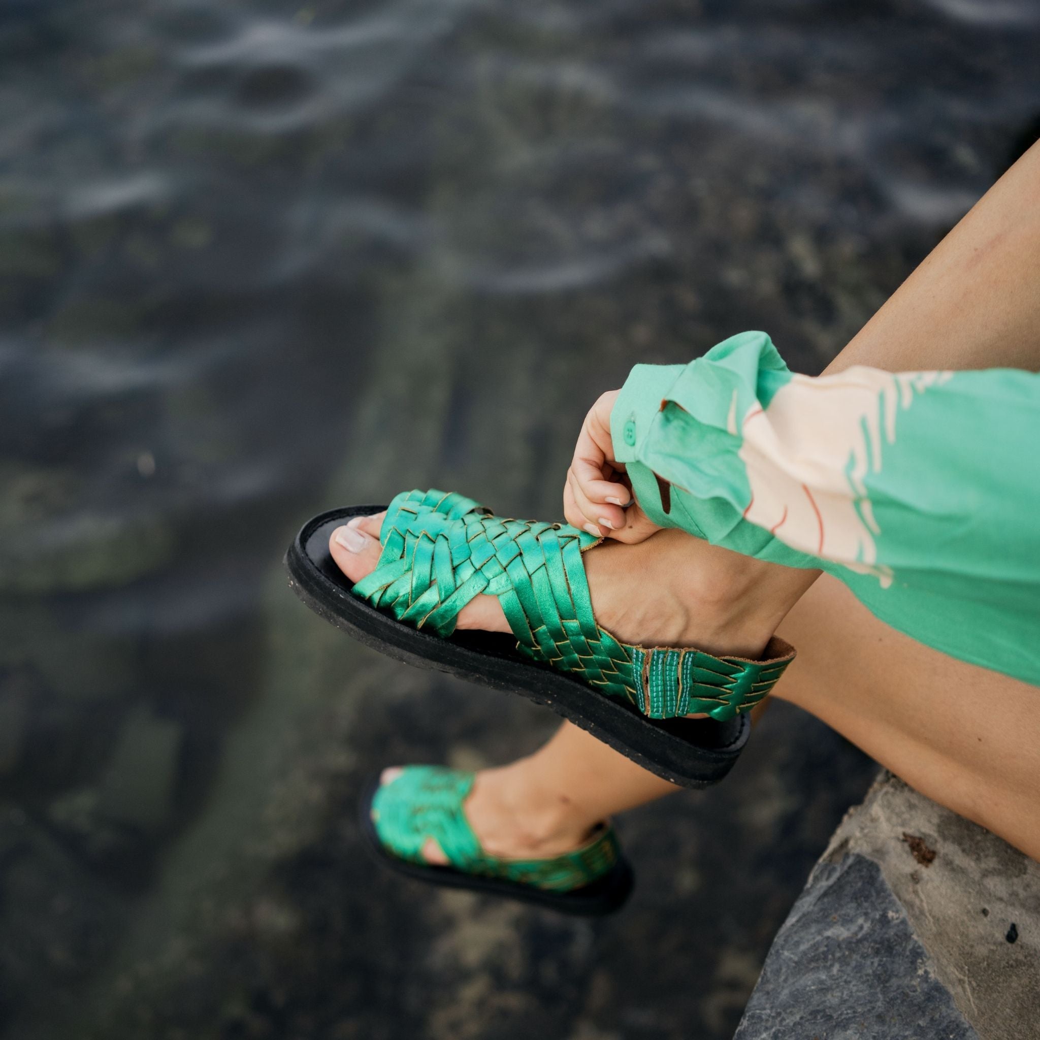 Frida Vert Emeraude - Mapache - Mannequin portant des sandales Frida Vert Emeraude, mettant en avant leur couleur vive et leur design élégant.