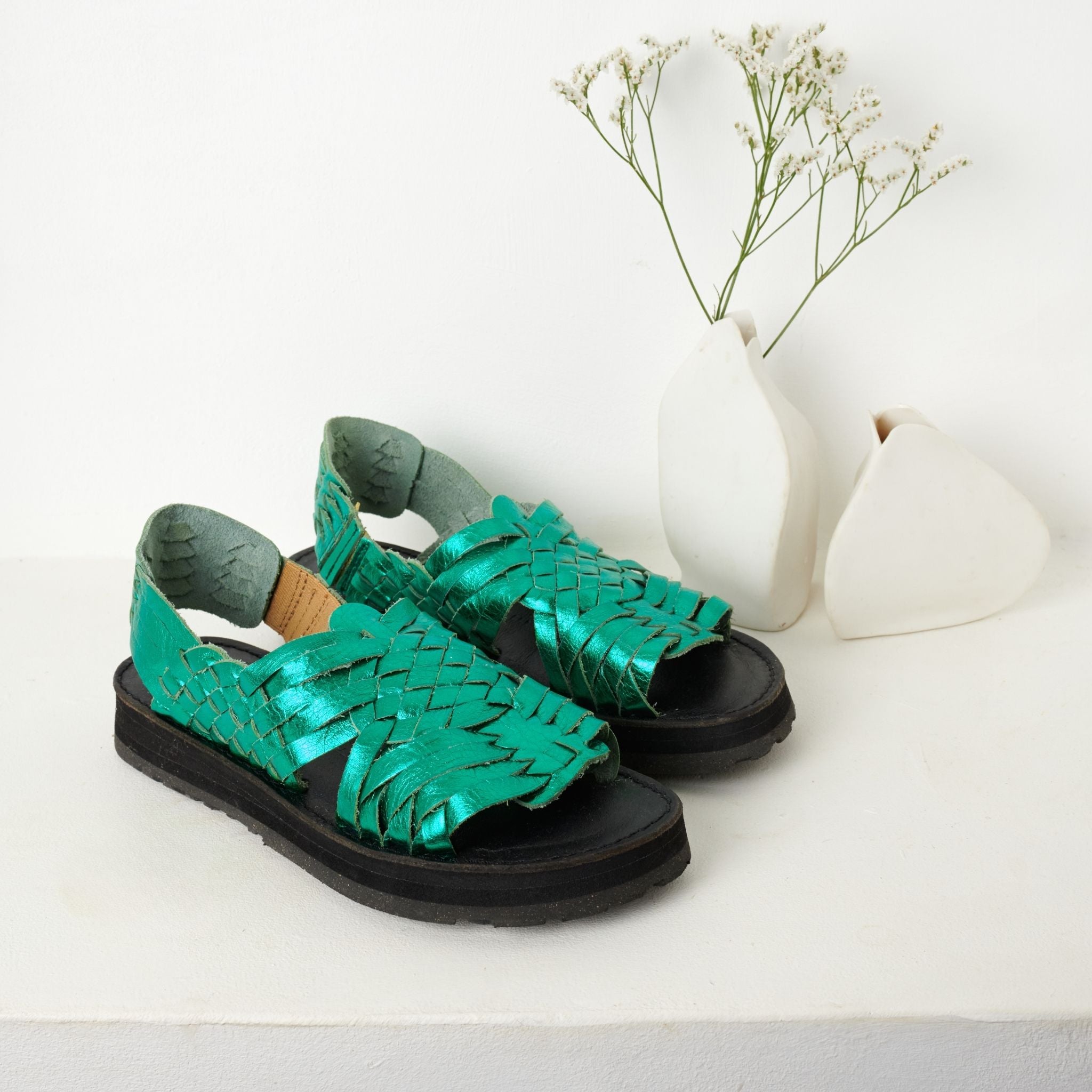 Frida Vert Emeraude - Mapache - Sandales en cuir vert émeraude, à l'allure unique et dynamique.
