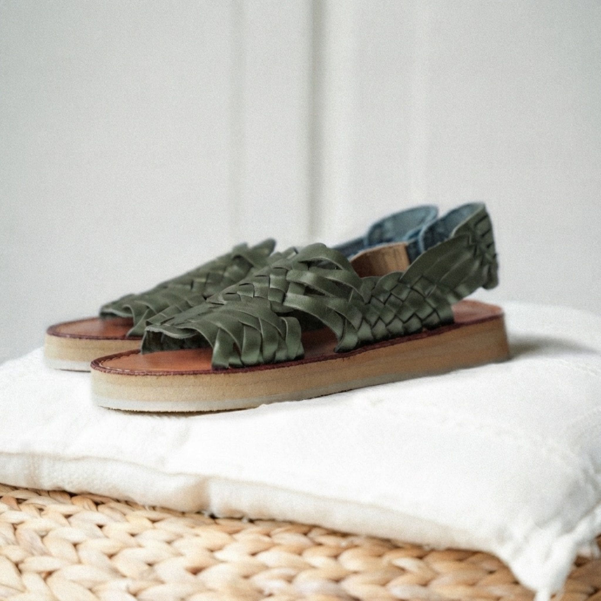 Frida Olive — Sandale chunky en cuir tressé olive, semelle en pneu recyclé, fabriquée à la main au Mexique