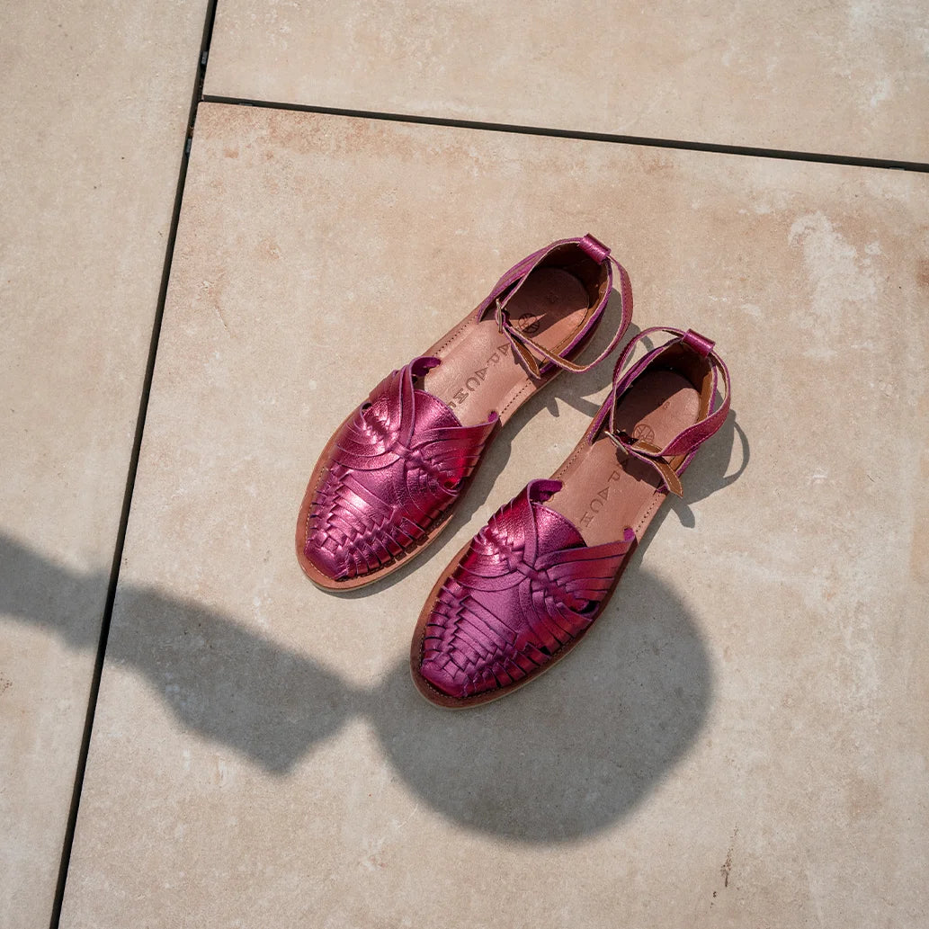 Les Huaraches Nayeli Rose Flashy sont posées au soleil sur un carrelage de couleur crème.