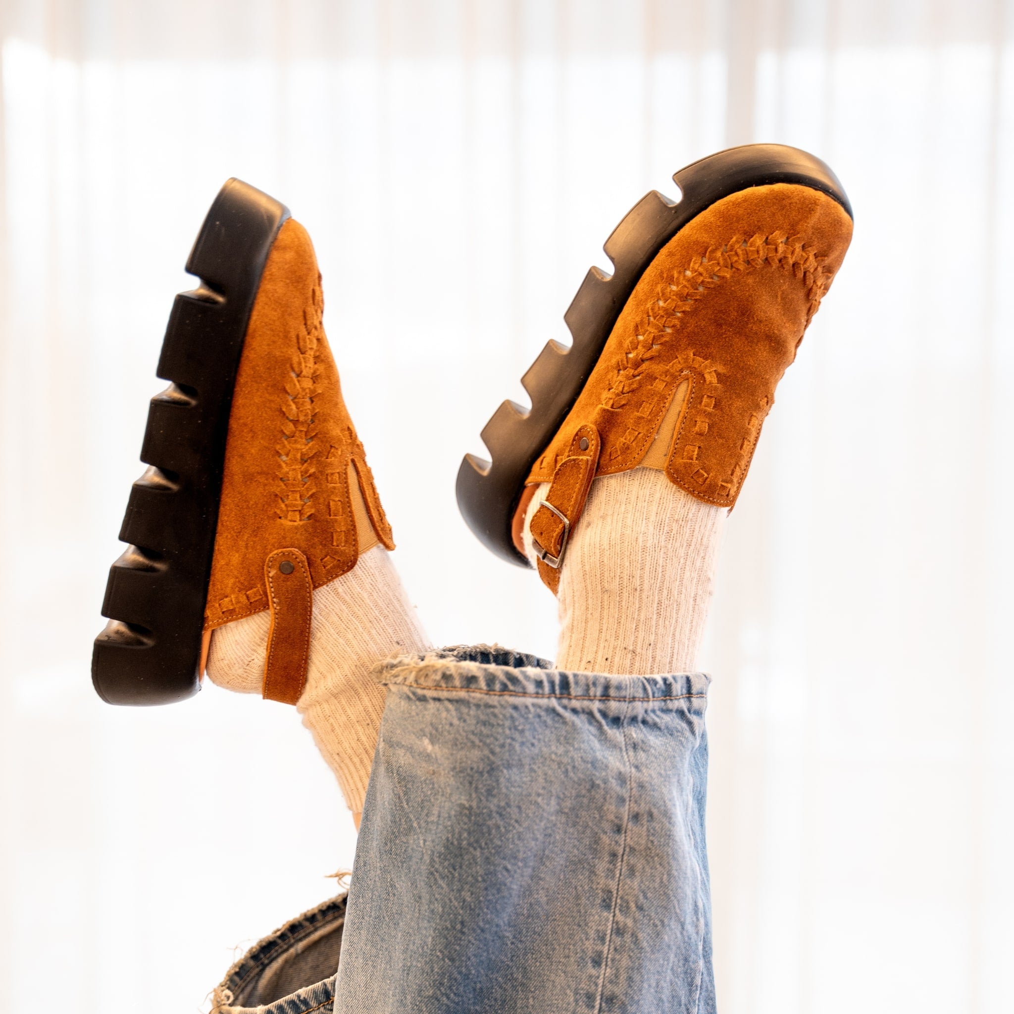 Sabot Sierra Camel tressé porté avec des chaussettes en laine et un denim