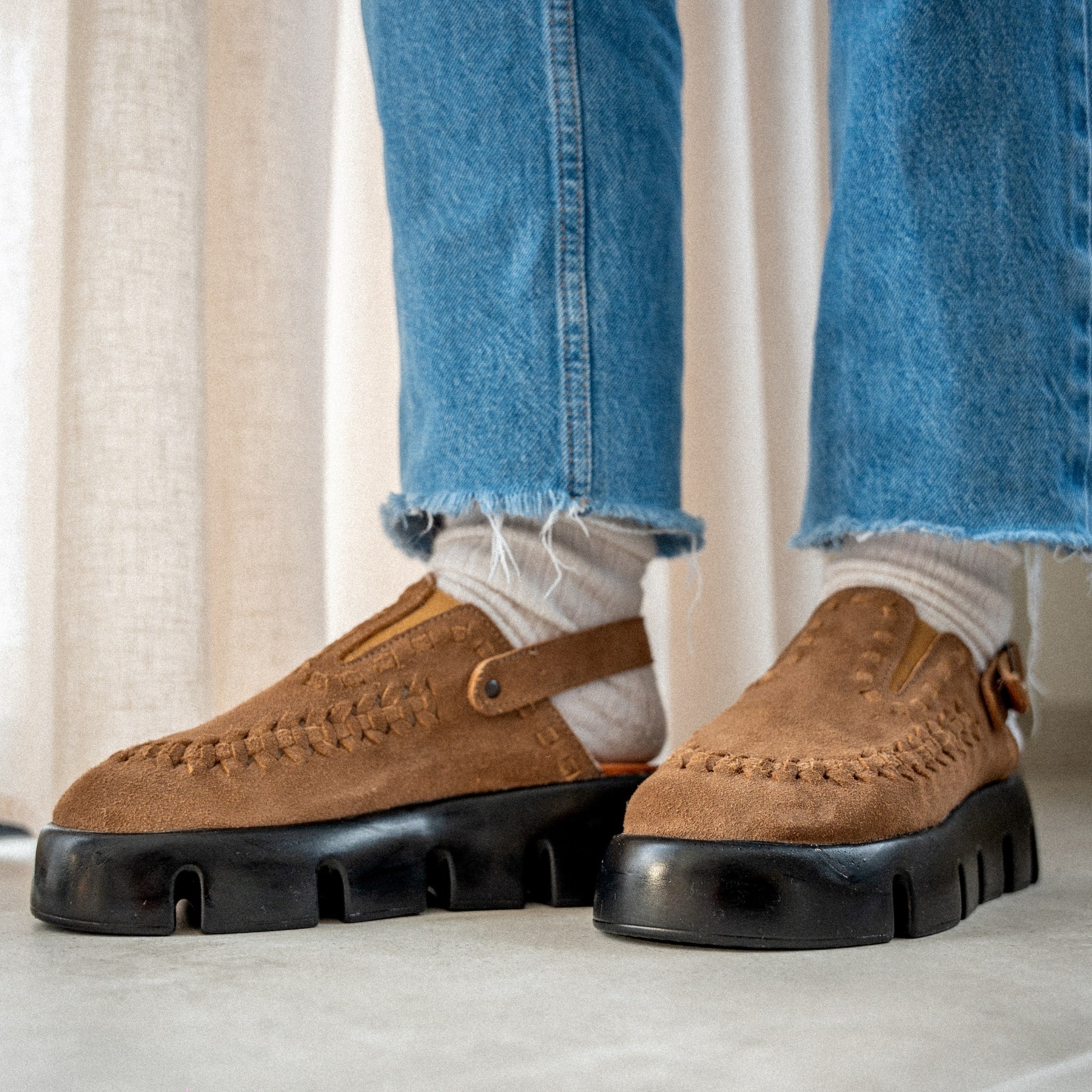 Sabot Sierra couleur Moka porté avec des chaussettes en laine et un denim brut