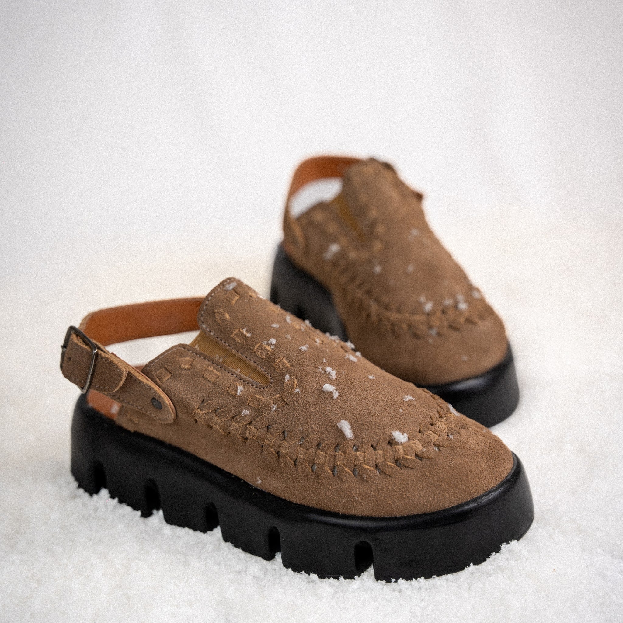 Sabot Sierra couleur Moka sur fond de neige