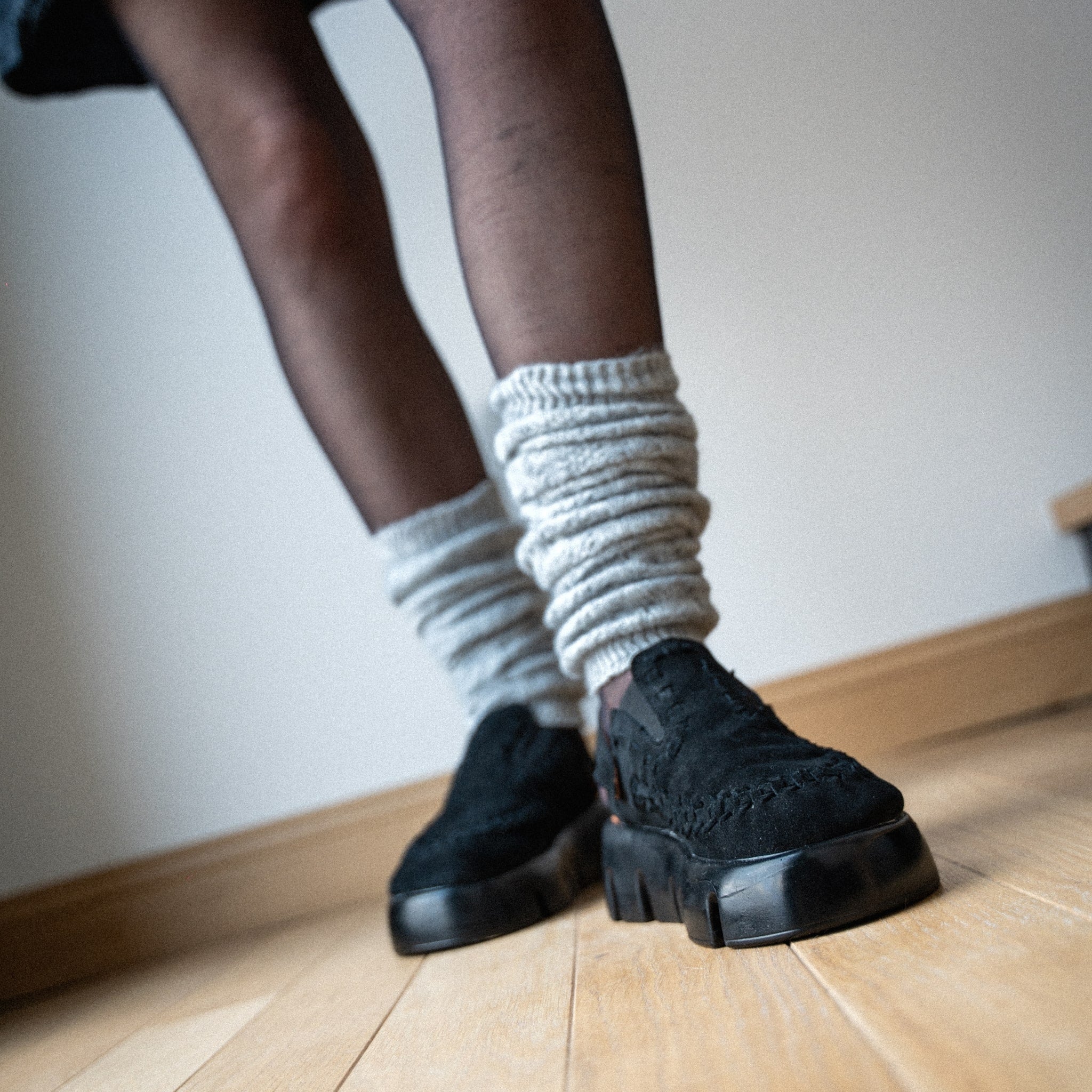 Sabot Sierra Noir tressé porté avec des collants noirs et des guêtres