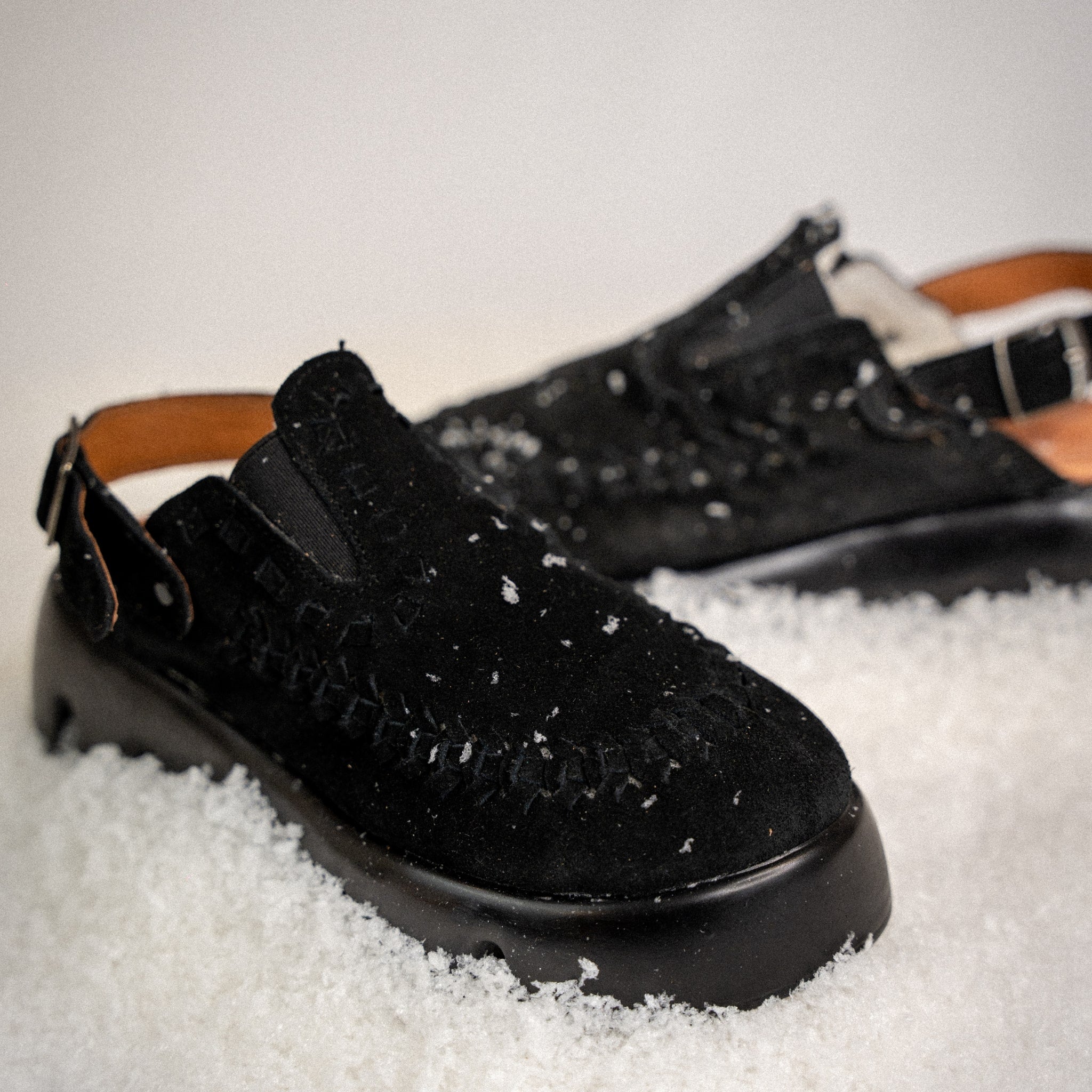 Sabot Sierra dans son coloris Noir sur fond de neige