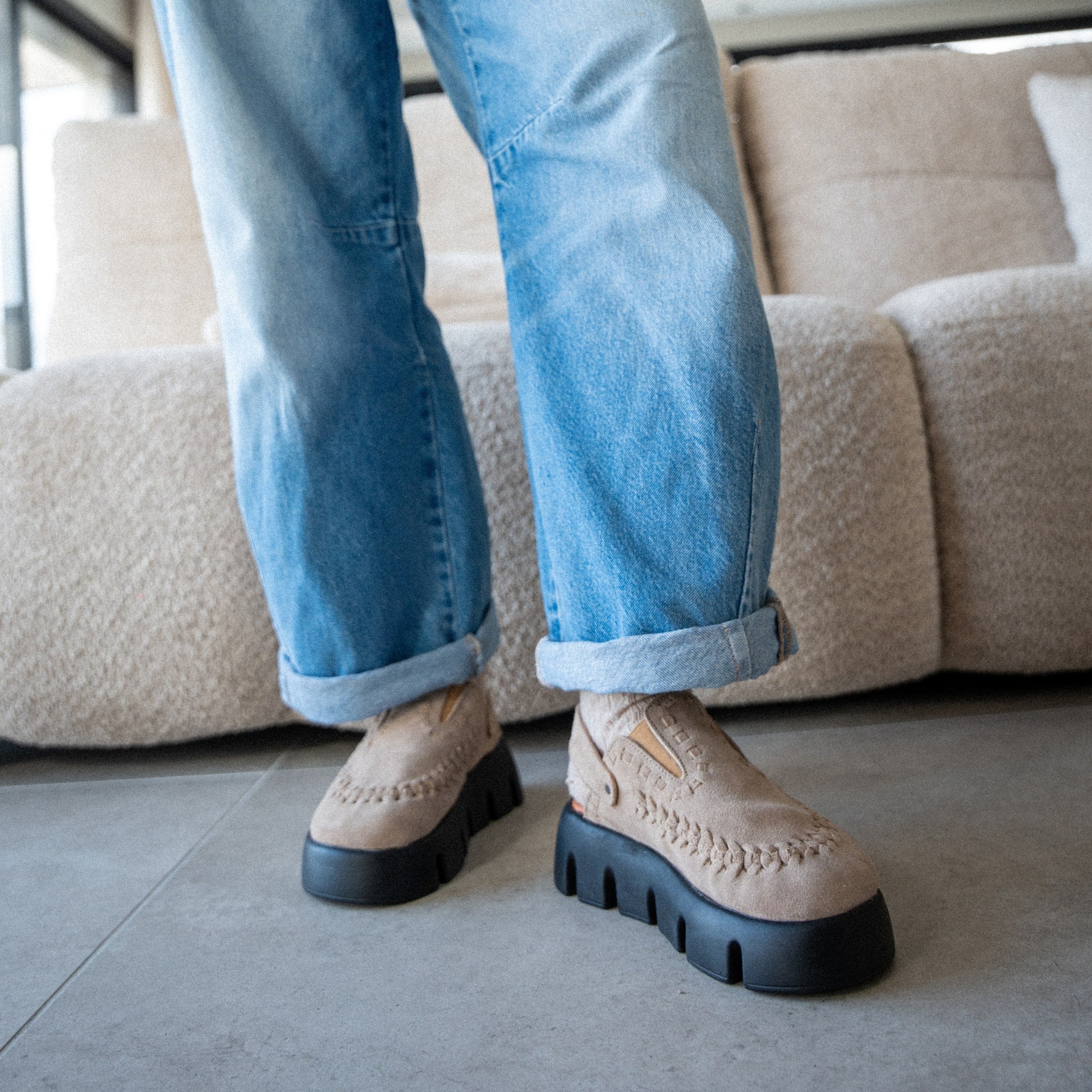 Sabot Sierra coloris Taupe porté avec des grosses chaussettes en laine beige et un denim brut