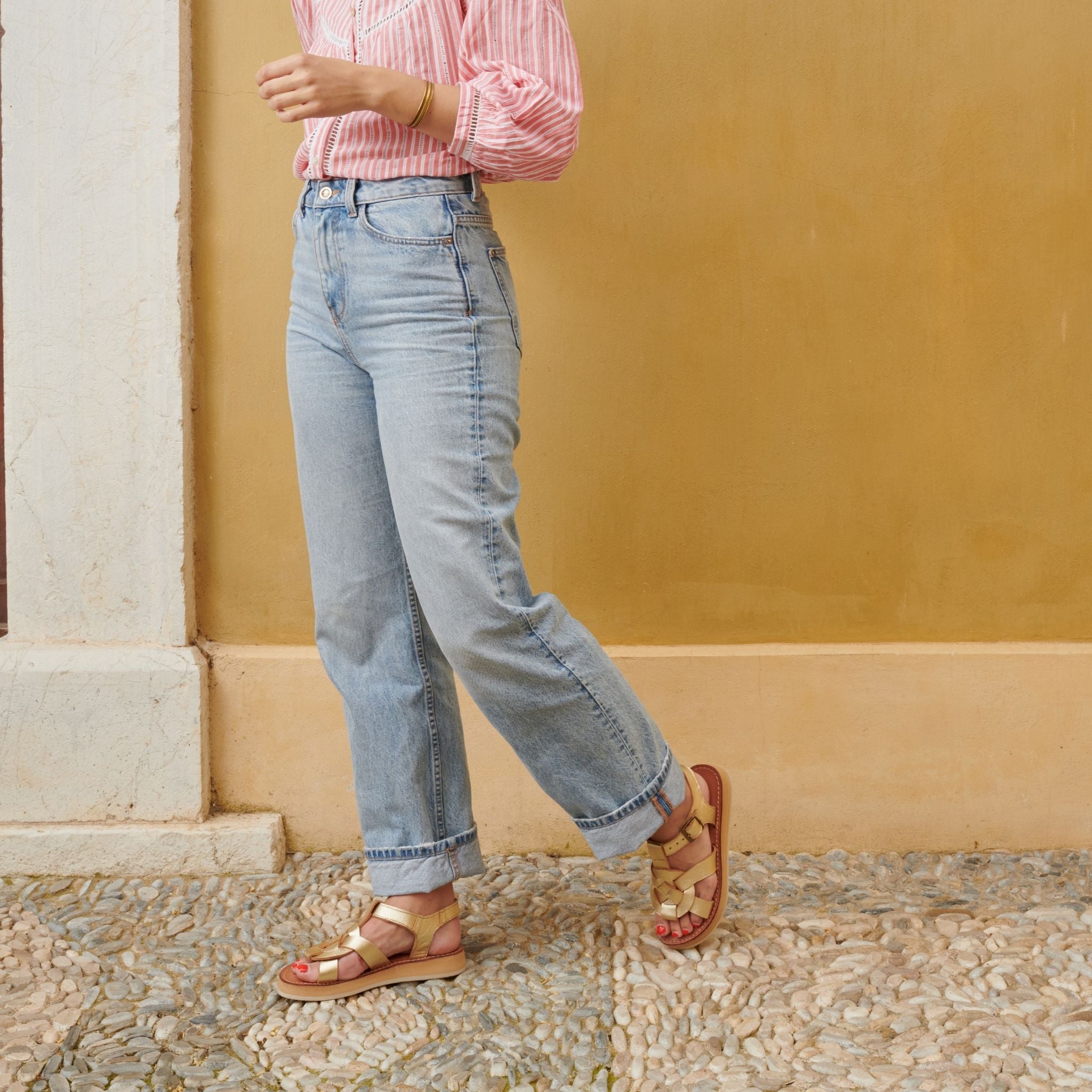 Tulum Champagne - Mapache – Laura marche avec des sandales Tulum Champagne, soulignant leur élégance et leur confort.