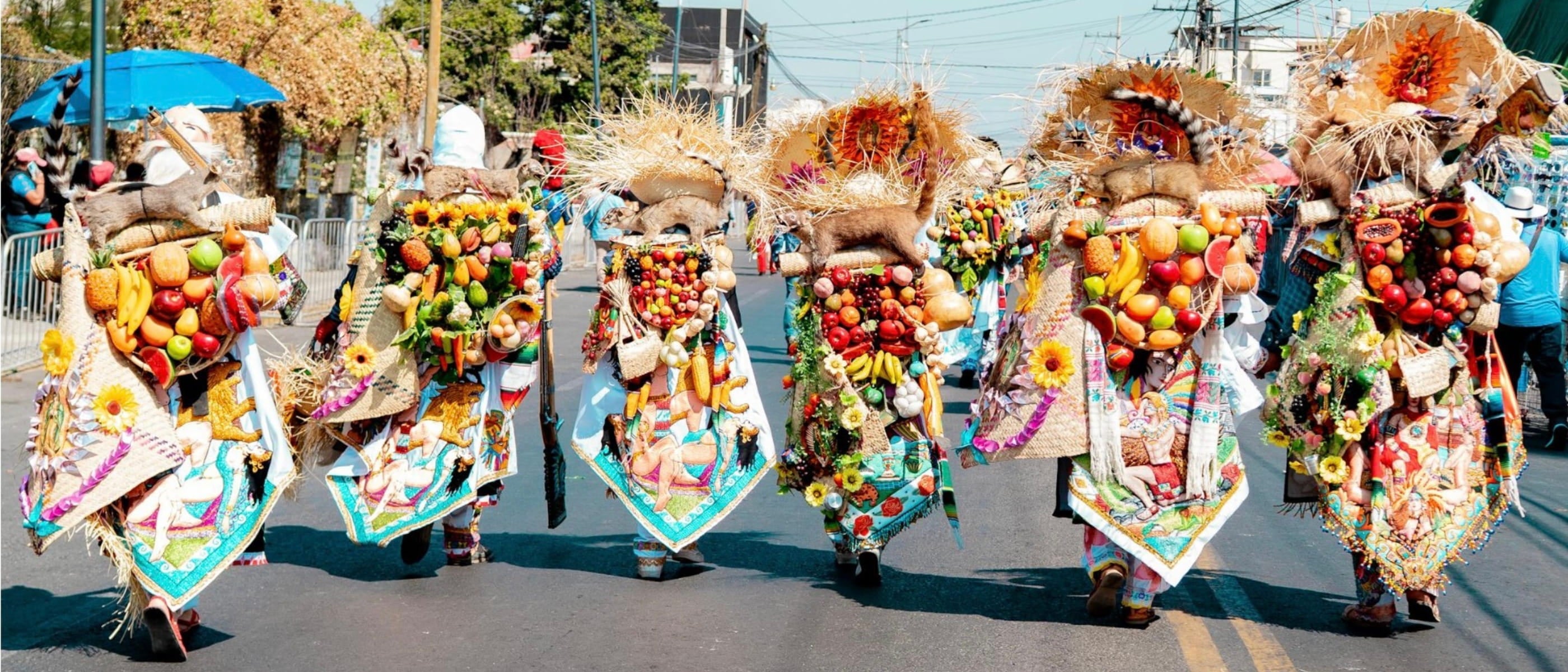 Fête mexicaine dans la rue - 4 saisons de fêtes au Mexique - blog Mapache