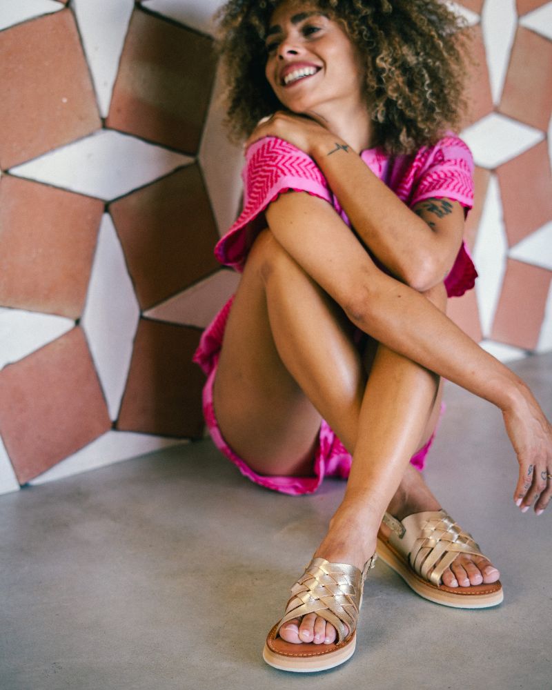 La Lola champagne, sandale en cuir bovin et double crêpe beige