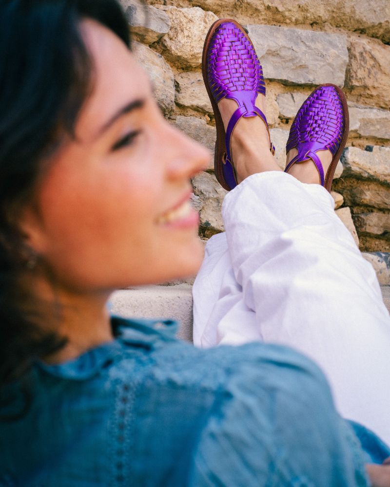 La Peonia violet flashy, huarache en cuir bovin et crêpe chocolat