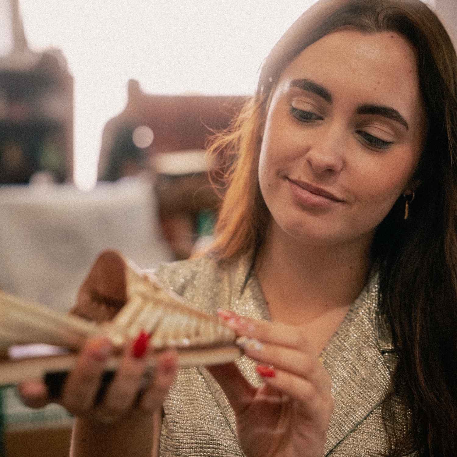 Claire vérifie la qualité du cuir et du montage de l'iconique Alegre Champagne