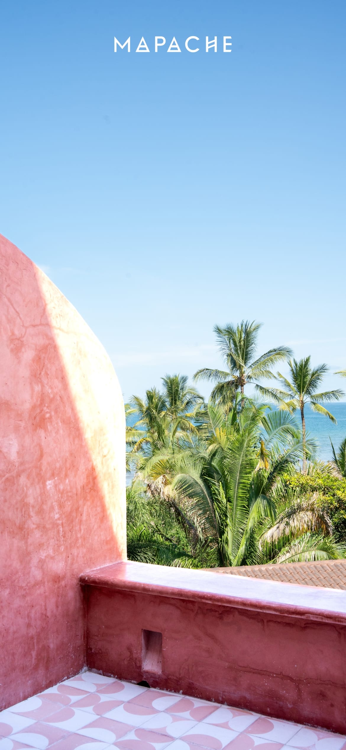 Fond d'écran - Balcon rose avec vue sur les palmiers et la mer