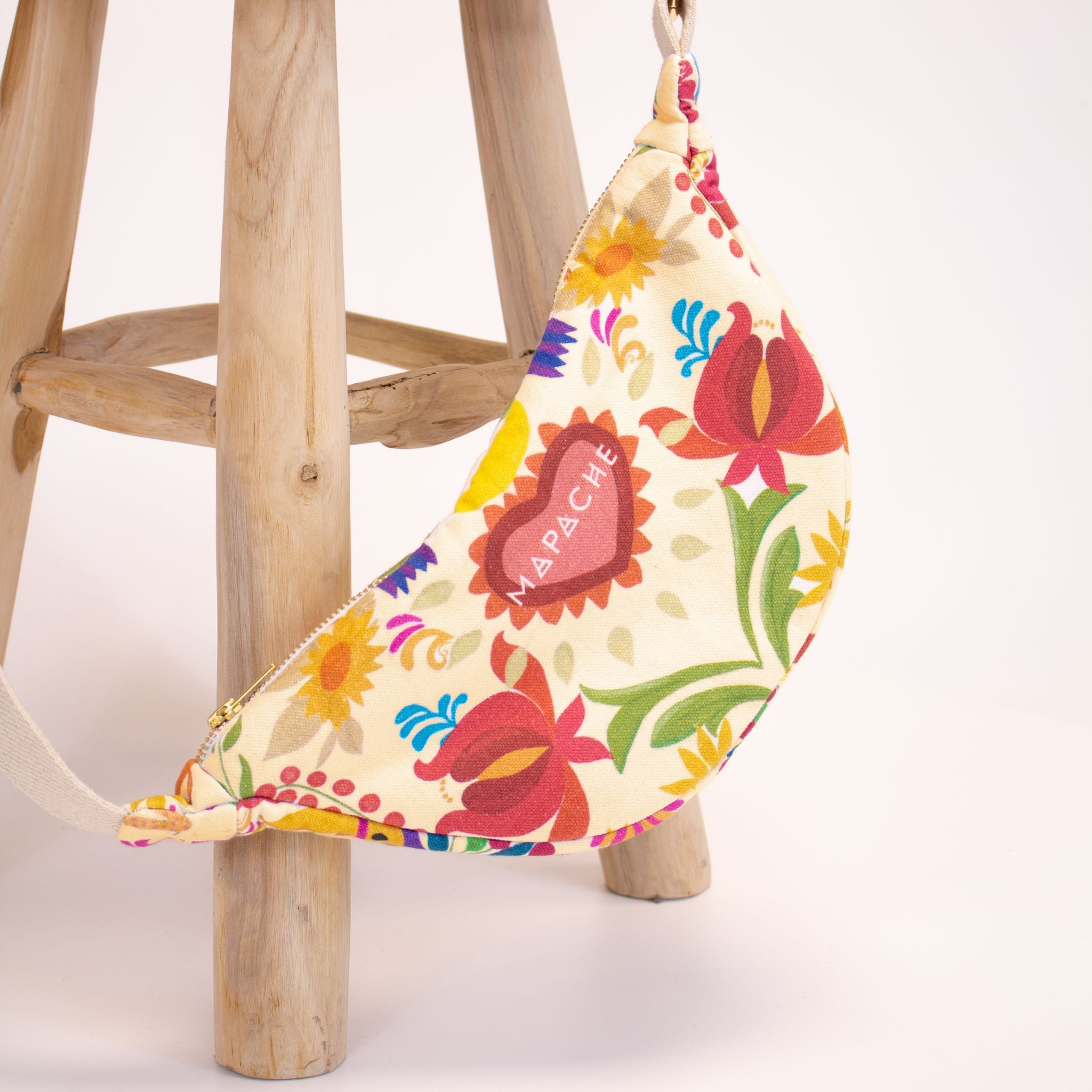 Banane Mexico Mi Amor -accrochée à un tabouret face avant avec cœur rouge et fleurs colorées.