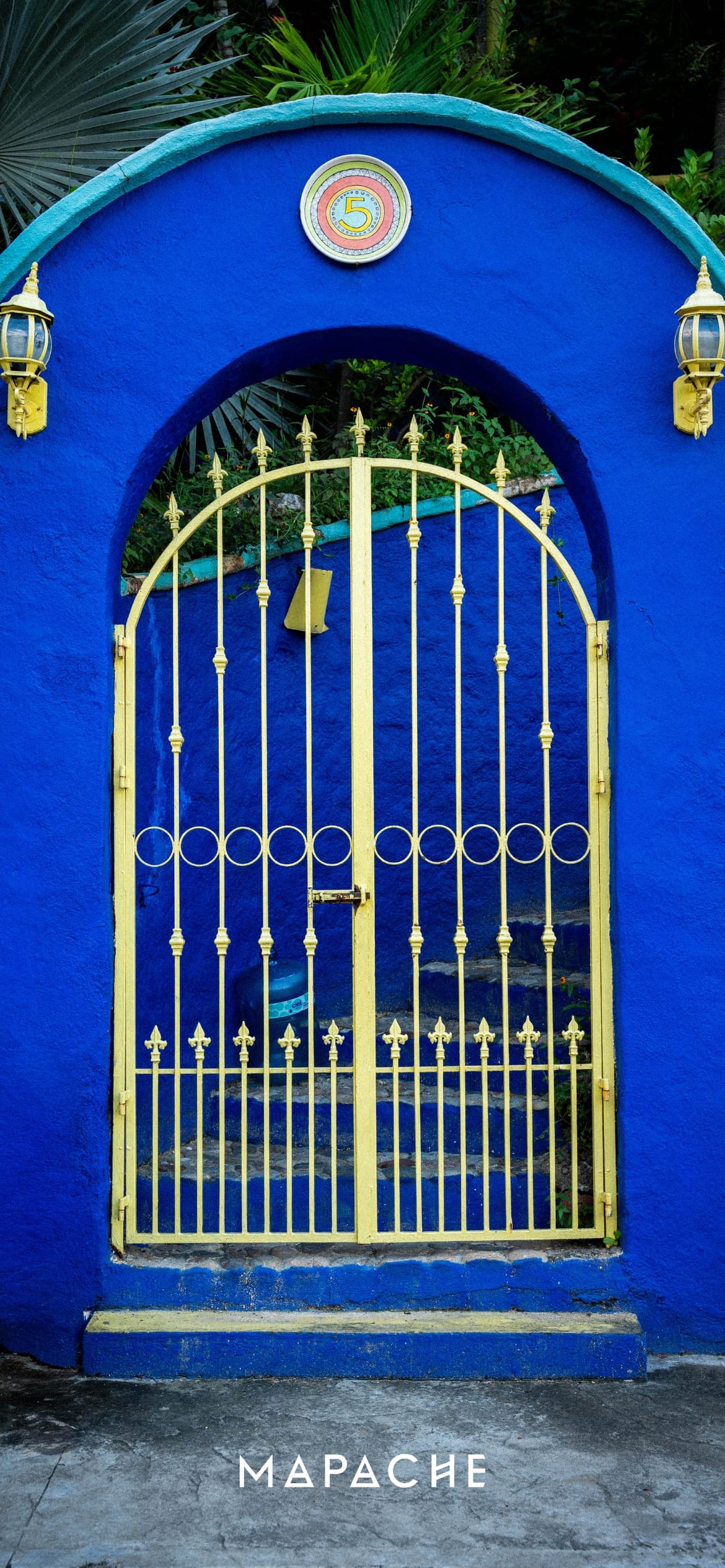 Fond d'écran - Porte jaune avec une arche bleu 