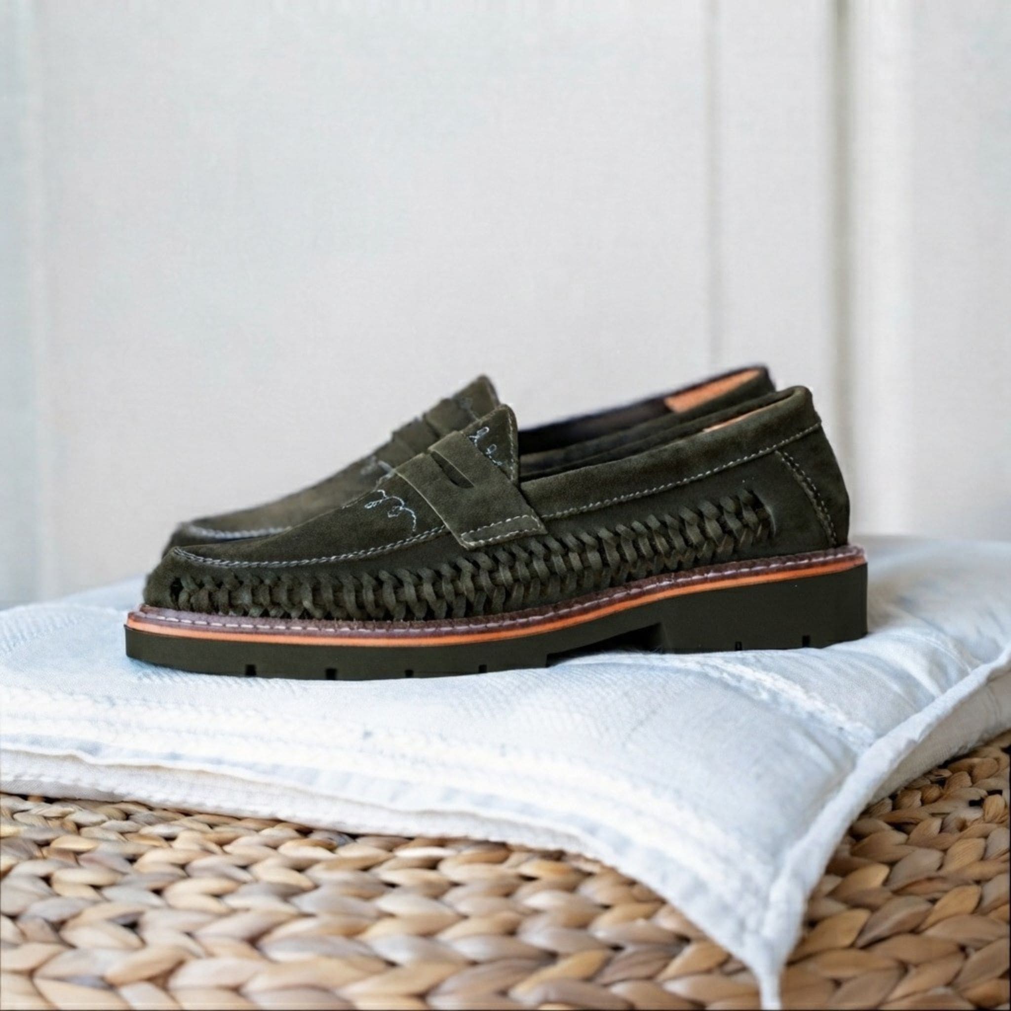 Ernesto Suede Kaki — Mocassin homme en cuir suédé kaki, fabriqué à la main au Mexique