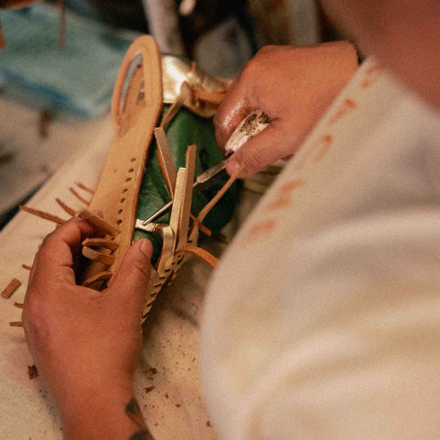 Insertion des bandes dans la semelle pour commencer à assembler la chaussure