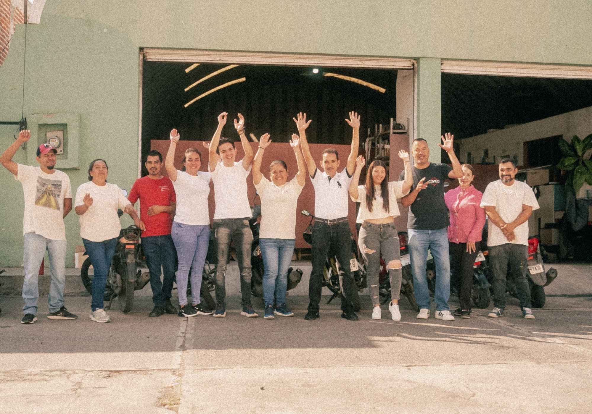 Nos artisans mexicains devant l'atelier de production