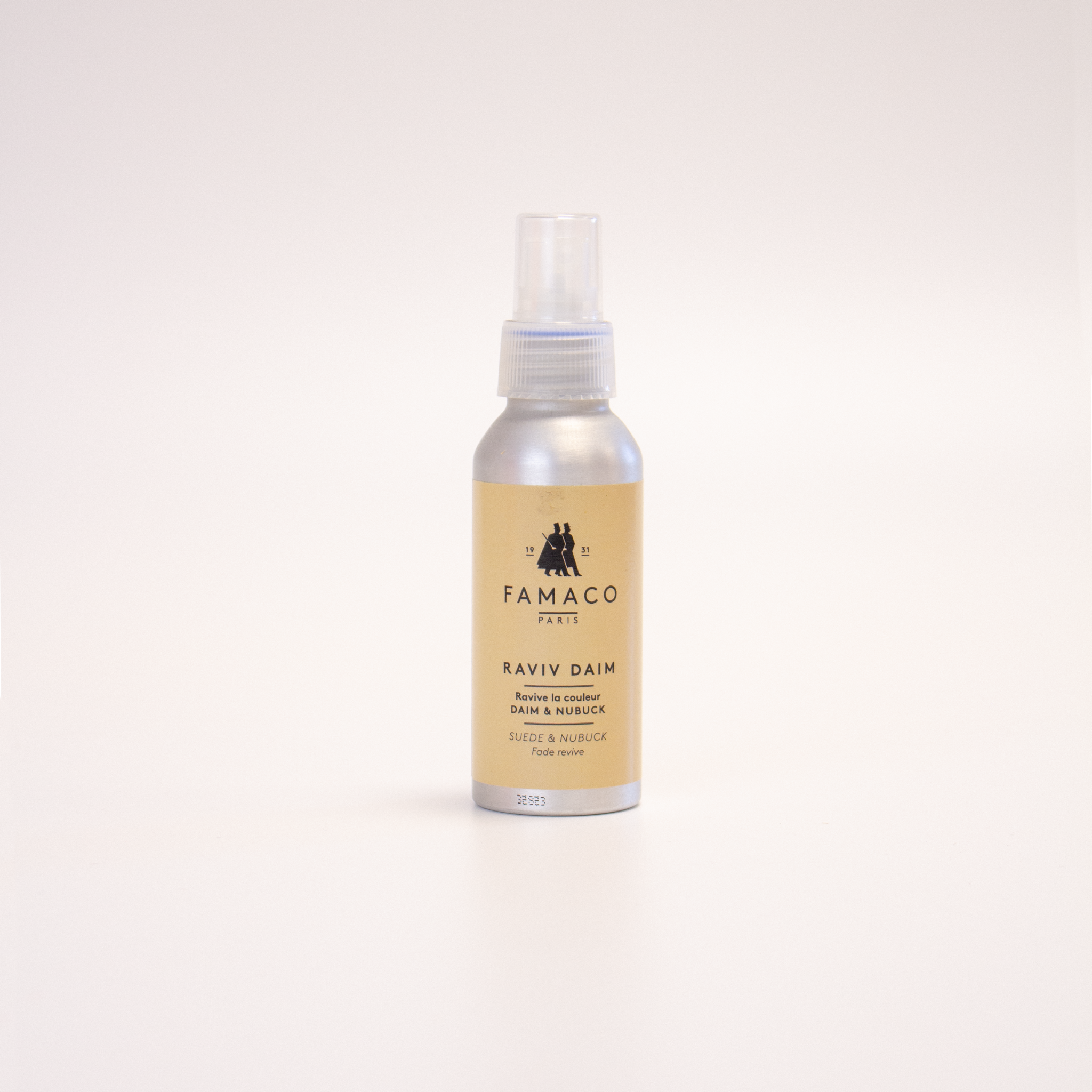 Le spray RAVIV'DAIM de FAMACO, conçu pour raviver la couleur des chaussures en daim, suède et nubuck, est posé sur un fond blanc.