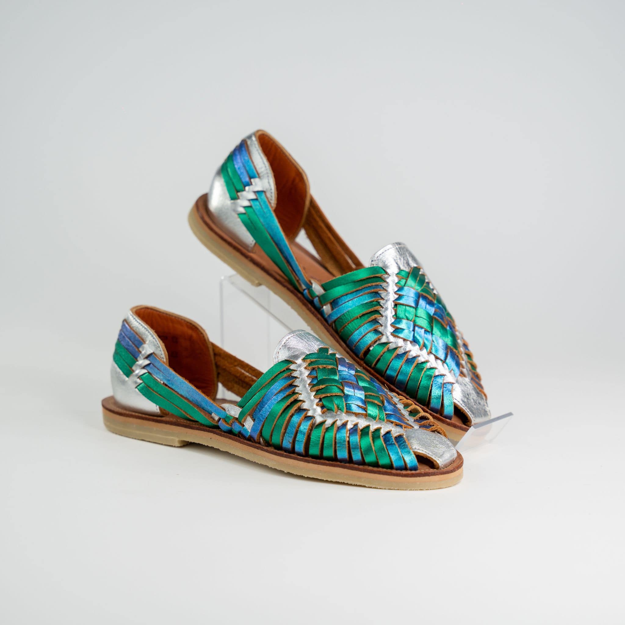 Rosalia avec base argent et tressage irisé bleu et vert, sur fond blanc