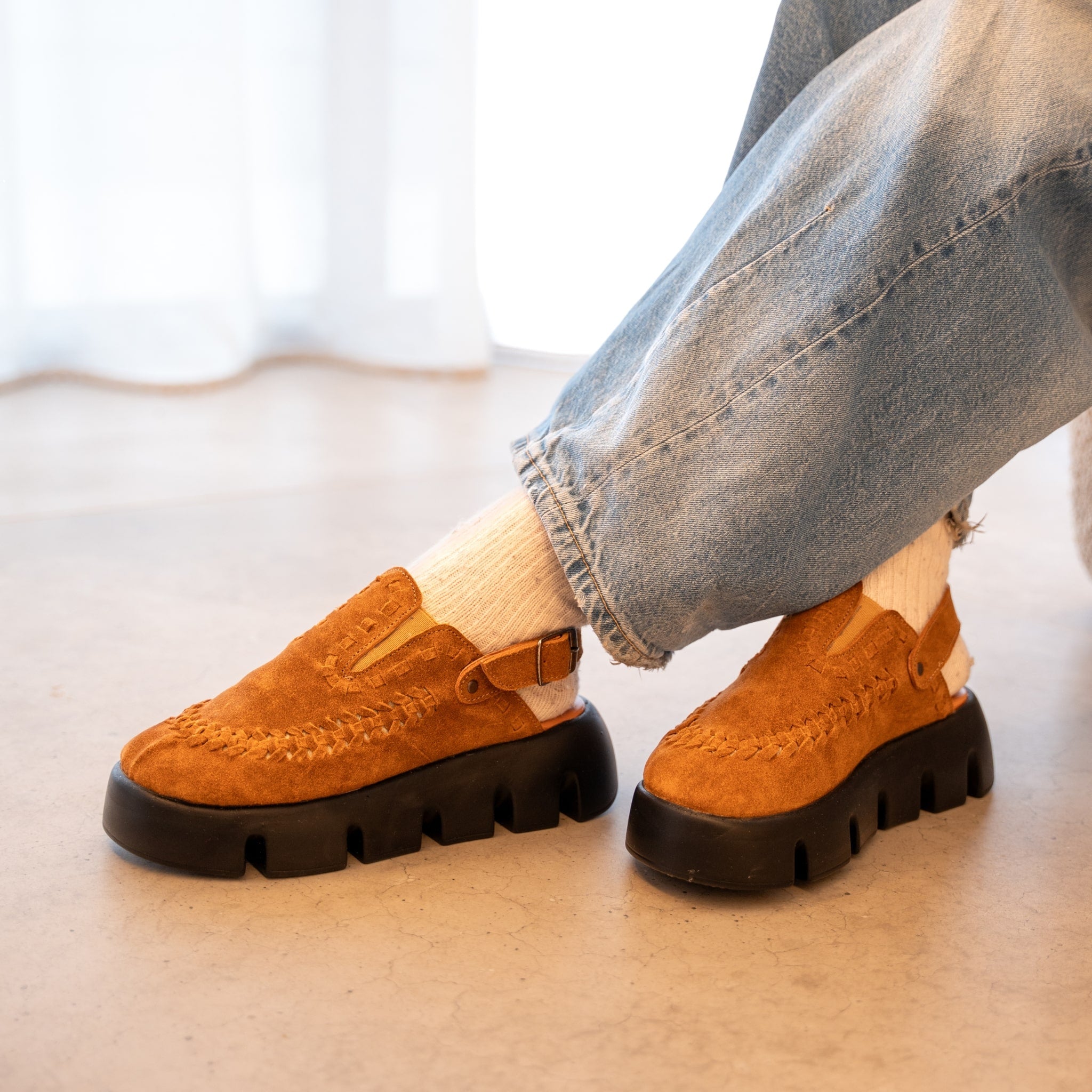 Sabot Sierra Camel tressé porté avec des chaussettes en laine et un denim