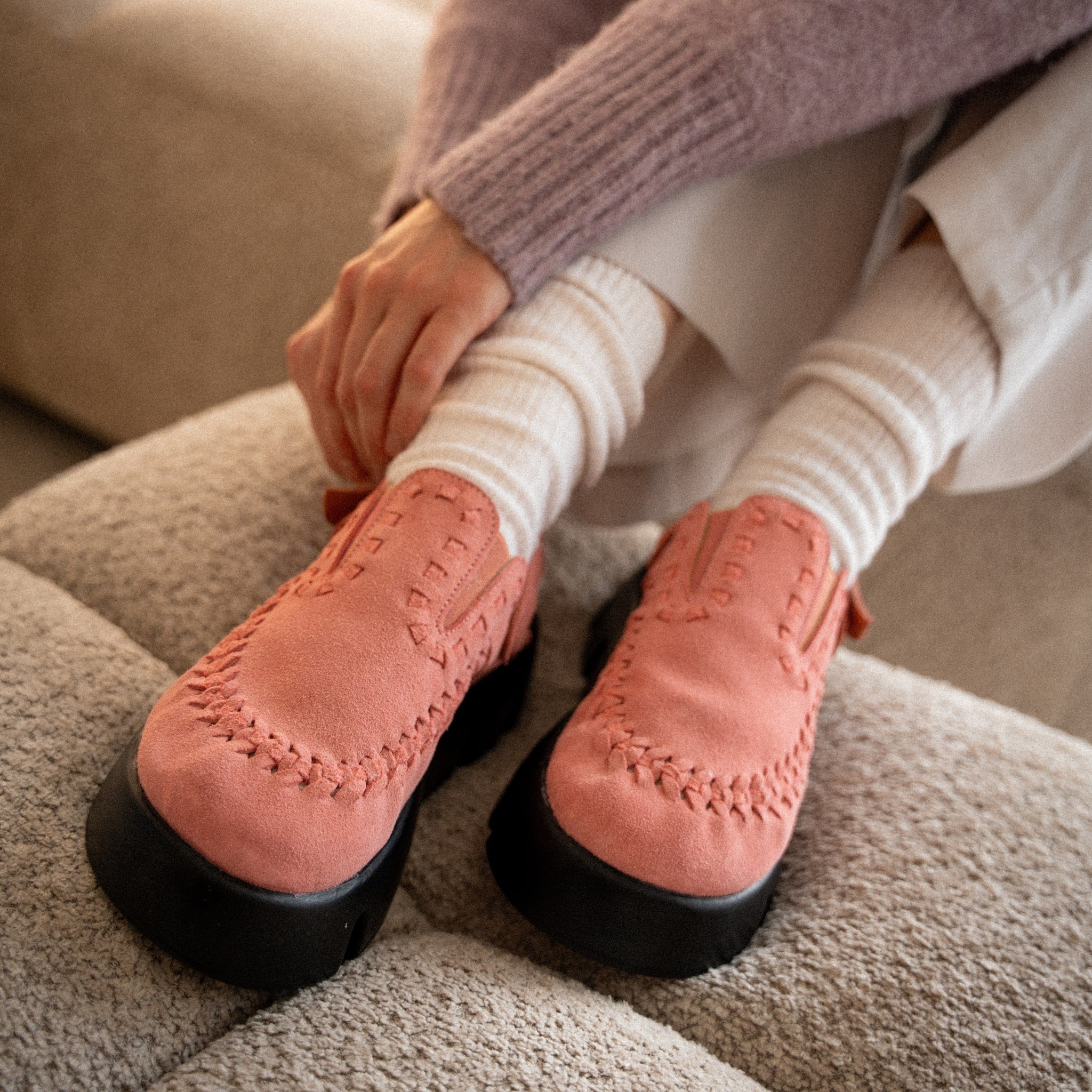 Sabot Sierra Framboise porté avec des grosses chaussettes en laine et un pantalon ample beige