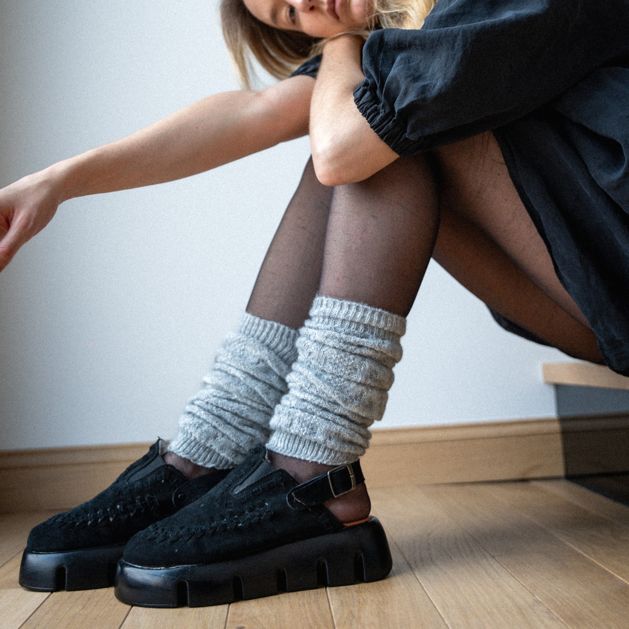 Sabot Sierra Noir tressé porté avec des collants noirs et des guêtres