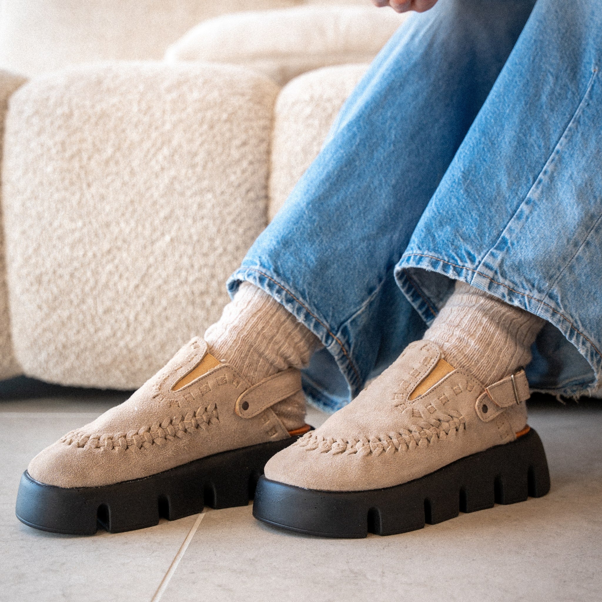 Sabot Sierra coloris Taupe porté avec des grosses chaussettes en laine beige et un denim brut