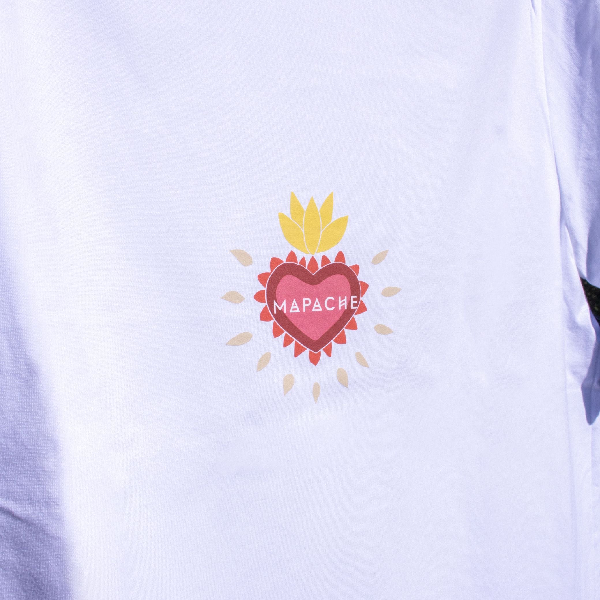 Zoom sur le motif centré du t-shirt : un cœur aux accents ethniques entoure le nom "Mapache".