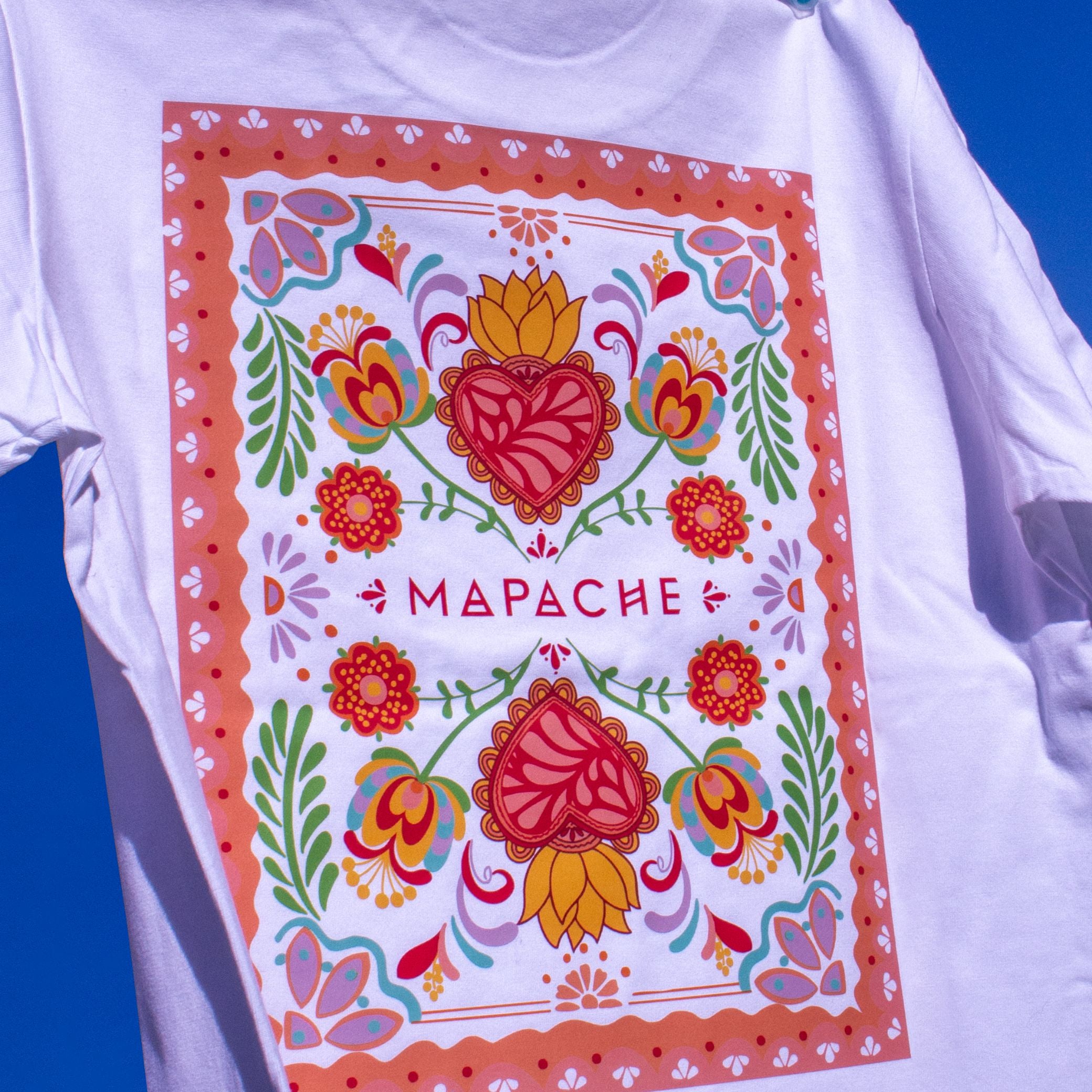 Détail de l’imprimé au dos du t-shirt : motifs floraux et cœurs colorés organisés dans un cadre rectangulaire inspiré de l’art ethnique.